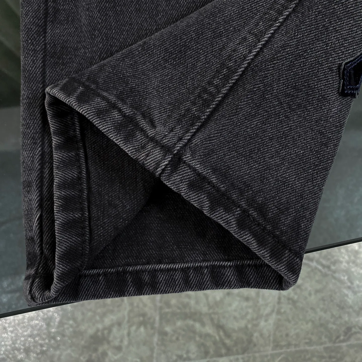 P270 CH Chromehearts limited edition work jeans denim logging pants, cabinet price 34W level, patchwork cross pattern embellishment, washed jeans! ! An absolutely high-end luxury product, a 1.9W-level god-level single product, a super popular product, made by top heavy industry, a magic weapon that cannot be missed! [About Zangyin] This is an extremely luxurious fashion brand that can also be called the aristocracy of the high street. It has always been an exclusive brand for some hipsters or rich second generations. Compared with ordinary high streets, it is more luxurious and noble. Compared with luxury brands, it is more fashionable and individual. It has always been a brand that I have a special liking for. [Top heavy industry fashion design] Consistently high-street luxury style. Speaking of this style, the Zangyin family and GU family are definitely the leading representative brands. Especially the Zangyin family has really achieved a state-of-the-art effect in creating high-street style. The unique washed material is used to create this style. The color system is already quite eye-catching. After it is decorated with patchwork cross flowers, it cleverly highlights the charm of the brand. Secondly, this style uses classic The high-waist cutting design highlights the long legs and fashionable temperament of the upper body. The brand is highly recognizable and the slim fit configuration is more suitable for daily wear. It is a product that interprets personality, fashion, and specifications at a glance. This single product is enough to make any fan excited. It can be a white T-shirt for a youthful college style, or a tight suspender for a royal style. It has strong matching ability and can be easily controlled by men.  [Materials and craftsmanship] Needless to say, this point goes without saying. As an excellent craftsman brand, Zangyin’s requirements for details and craftsmanship are really perfect. The washed color of this model has gone through so many processes, not to mention the embellishment of denim appliques. It is also purely hand-made and sewn. Just like what they believe in, only hand-made things have soul and have the meaning of wear. A top-notch heavy-duty fashionable denim item, I look forward to your perfect interpretation! !  Color: black gray Size: 28-34